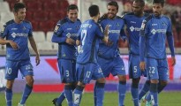 Mirandés Rayo 18 septiembre Segundas partes nunca fueron buenas, sobre todo en Segunda división. Pocos proyectos reiniciados tras un éxito en esta categoría han acabado bien, y el de Sandoval en el Rayo Vallecano parece ir por el mismo camino. El técnico madrileño llevó al conjunto franjirojo desde la Segunda B hasta la élite del fútbol español, siendo después sustituido por Paco Jémez. Y tras el descenso de la pasada temporada, Sandoval volvió a Vallecas para reanimar de nuevo a un equipo que cuenta con buena base pero que necesitaba un cambio. Sin embargo, las sensaciones no están siendo nada positivas y de hecho la semana pasada el mal juego del equipo desembocó en una bronca en el vestuario entre el ex entrenador del Granada y varios jugadores de la plantilla como Trashorras o Miku. Y es que uno de los principales problemas este año ha sido la falta de refuerzos y la apuesta por los mismos jugadores que consumaron el descenso. Esto, no hacer nada, es un fallo habitual en las directivas de los equipos que pierden la categoría y que llegan a Segunda pensando que con jugadores de calidad superior lograrán volver a Primera pronto. Nada más lejos de la realidad, la experiencia también demuestra que dichos futbolistas llegan desanimados y sin excesiva confianza en un proyecto que ya fracasó. En cualquier caso, la victoria de la pasada jornada por un gol a cero frente al Mallorca da moral y autoestima a un grupo que la necesitaba, todo ello a pesar de que el juego del equipo sigue sin convencer. El Mirandés, por su parte, recibe a los madrileños en un gran momento de forma. Los de Carlos Terrazas se mantienen invictos en la categoría y continúan con su filosofía de afrontar los encuentros con solidez y fiabilidad, aunque en ocasiones eso signifique sacrificar la creatividad y la técnica. Los burgaleses han empatado tres de los cuatro partidos que han disputados pero se aferran a la zona alta de la clasificación Getafe Oeviedo 18 septiembre