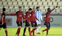 Mallorca Girona 18 septiembre Dos puntos de doce posibles es el pobre balance que suma el Mallorca en este inicio de temporada. Una temporada que pinta nuevamente fatal para los intereses del club bermellón, que ya no sabe qué hacer para olvidarse de la zona de descenso y pelear por acabar la temporada entre los seis primeros clasificados. La directiva se refuerza con inteligencia, el cuerpo técnico maneja al equipo con coherencia, sin embargo sobre el césped los jugadores no conectan y las victorias no llegan. La afición de la isla, de hecho, comienza a dar por hecho que el futuro del club es volver a la Segunda B para regenerarse allí y comenzar de cero. Sin embargo, es demasiado pronto para rendirse y la directiva confía todavía en que Fernando Vázquez lleve al equipo a éxitos futuros. El técnico gallego es otro ejemplo de que las segundas partes nunca fueron buenas, sin embargo no se rinde y aunque ha marcado como objetivo la permanencia, hay equipo como para aspirar a mucho más. Pero para ello es preciso comenzar a ganar partidos y el duelo mediterráneo de este domingo frente al Girona es una ocasión inmejorable. Y es que los catalanes han encajado ocho tantos en lo que llevamos de temporada, lo que les convierte en uno de los equipos más débiles defensivamente hablando de la categoría. Este hecho sorprende especialmente ya que el grupo es el mismo que hace un año finalizó la temporada con unas cifras de goles encajados especialmente baja. Sin embargo, los de Pablo Machín han logrado compensar este hecho con una capacidad goleadora asombrosa. Nadie ha marcado tantos goles como los catalanes, que suman diez tantos en los cuatro partidos disputados, y aun así los de Machín no han sabido transformar dicha cifra de goles en victorias, ya que hasta ahora solo se han impuesto a su rival en un partido Mirandés Rayo 18 septiembre